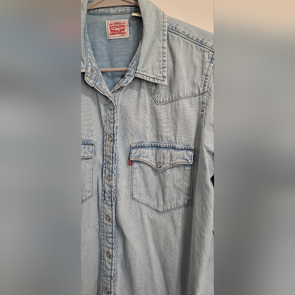 Levi’s Pearl Snap Western Shirt – Women’s Medium (Light Wash Blue, 100% Cotton) - Picture 3 of 10